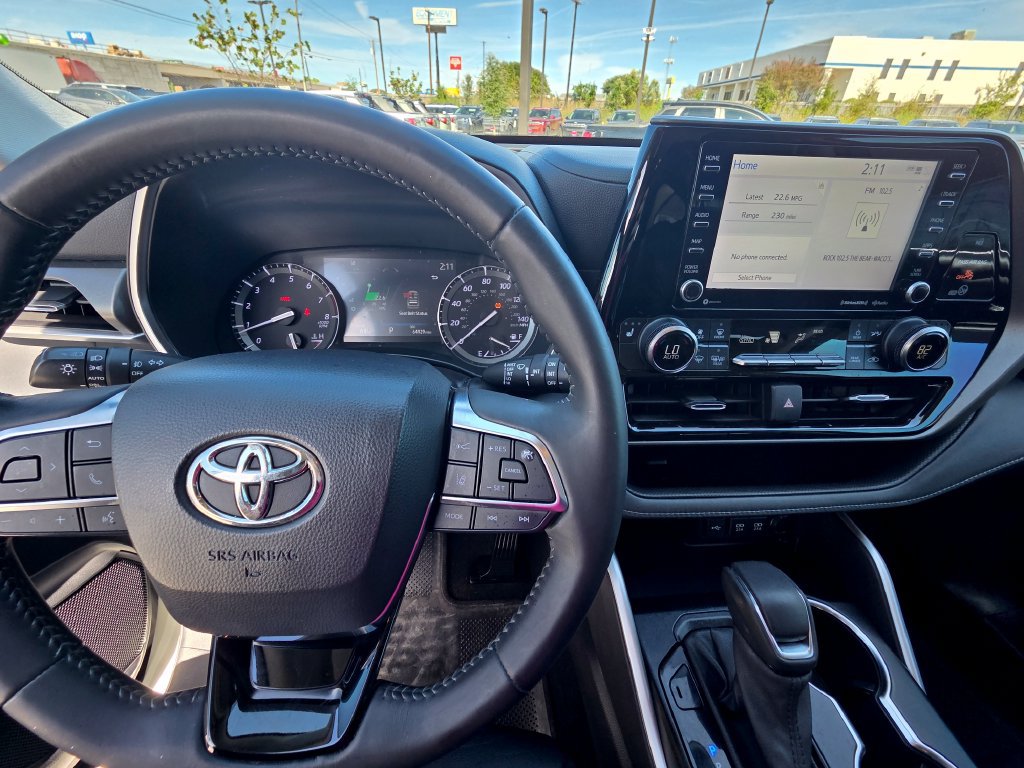 Used 2021 Toyota Highlander XLE FWD image 25