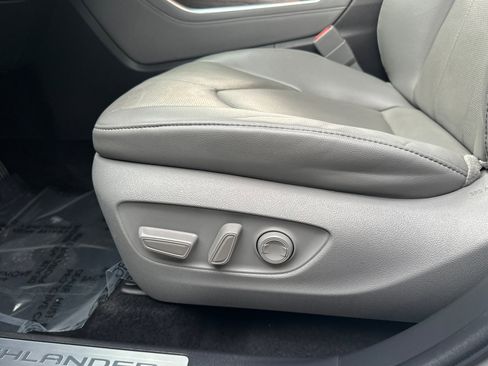 Used 2023 Toyota Highlander Limited image 13