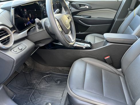 Used 2025 Chevrolet Trax ACTIV w/ Sunroof Package image 13