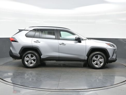 Used 2022 Toyota RAV4 LE AWD/4WD image 7