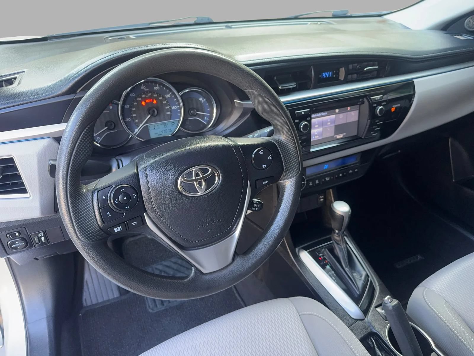 Used 2015 Toyota Corolla LE FWD image 12