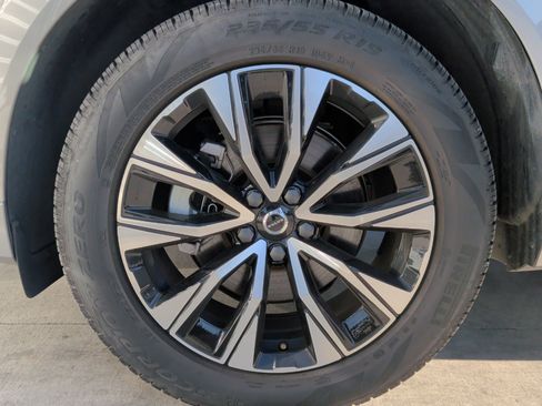 Used 2025 Volvo XC60 B5 Plus w/ Climate Package image 34