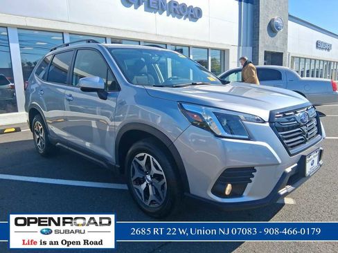 Used 2023 Subaru Forester Premium image 1