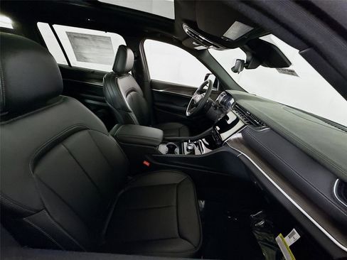 New 2025 Jeep Grand Cherokee L Limited image 24