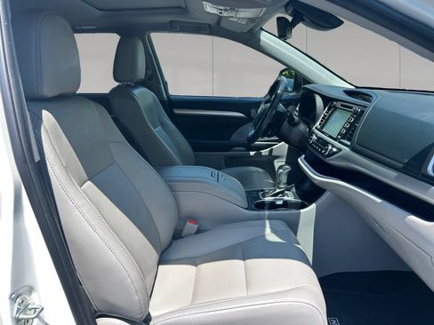 Used 2019 Toyota Highlander XLE w/ Carpet Mat Package (TMS) AWD/4WD image 17