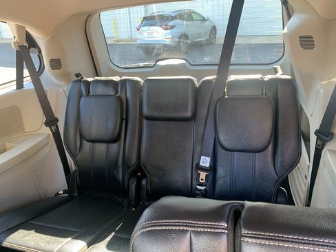 Used 2014 Chrysler Town & Country Touring image 33