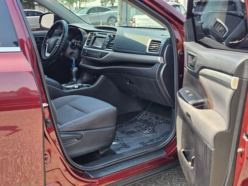 Used 2016 Toyota Highlander LE AWD/4WD image 14