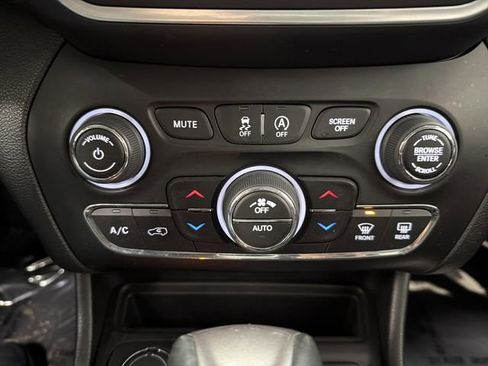 Used 2022 Jeep Cherokee Latitude Lux image 18