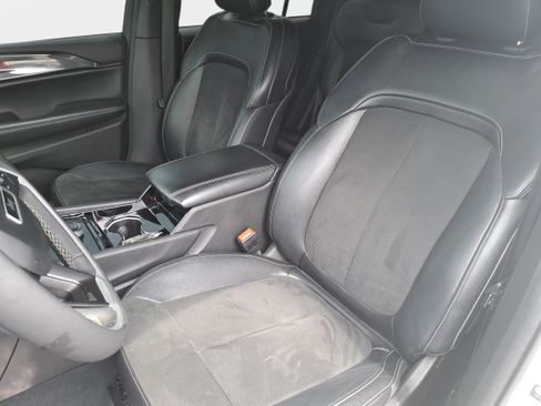 Used 2023 Jeep Grand Cherokee Altitude RWD image 15