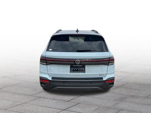 Used 2025 Volkswagen Taos SE image 5