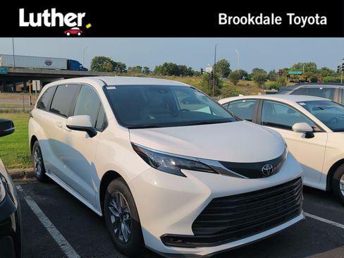 Used 2026 Toyota Sienna LE FWD image 1