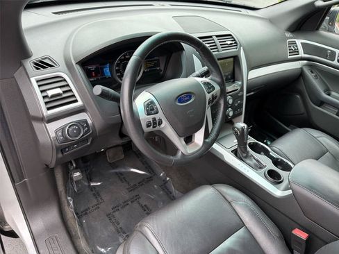 Used 2015 Ford Explorer XLT w/ Equipment Group 202B FWD image 2