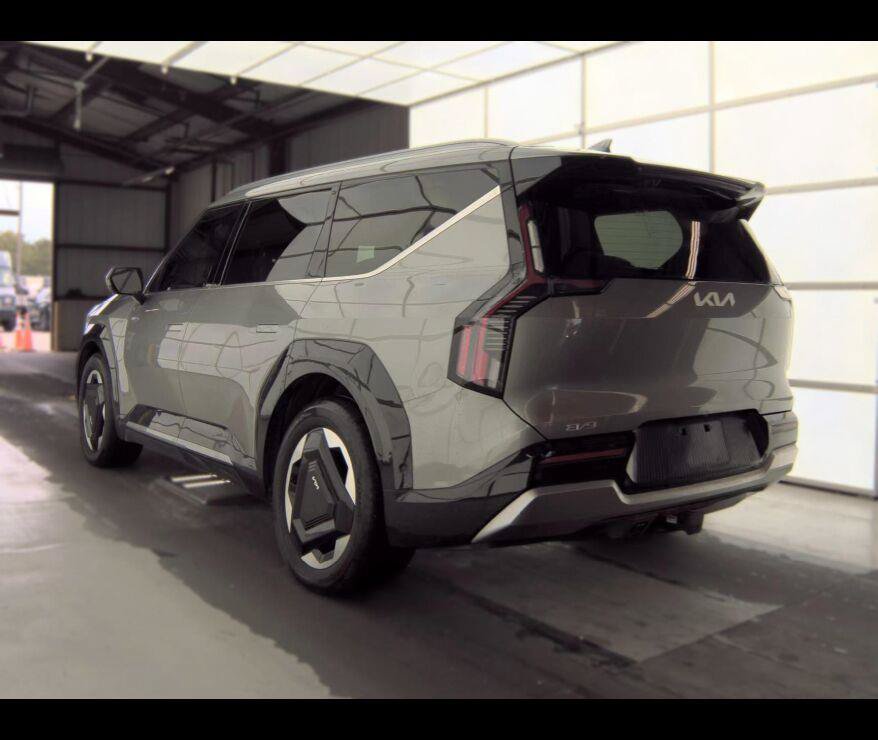 Used 2024 Kia EV9 Land AWD/4WD image 11