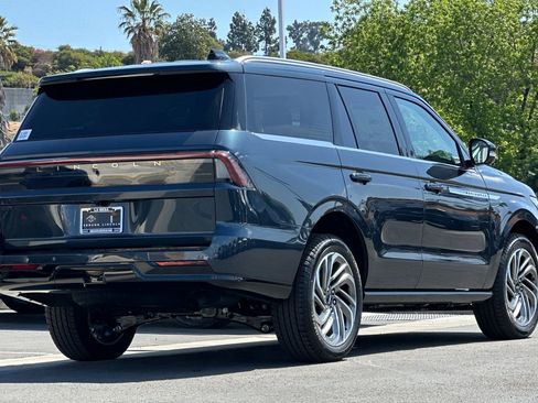 New 2026 Lincoln Navigator Reserve image 3