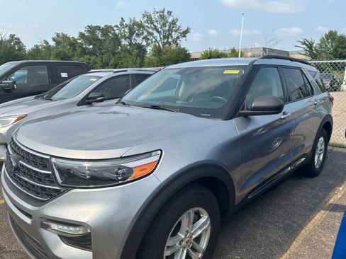 Used 2021 Ford Explorer XLT w/ Equipment Group 202A AWD/4WD image 19