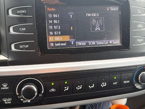 Used 2019 Toyota Highlander LE FWD image 17