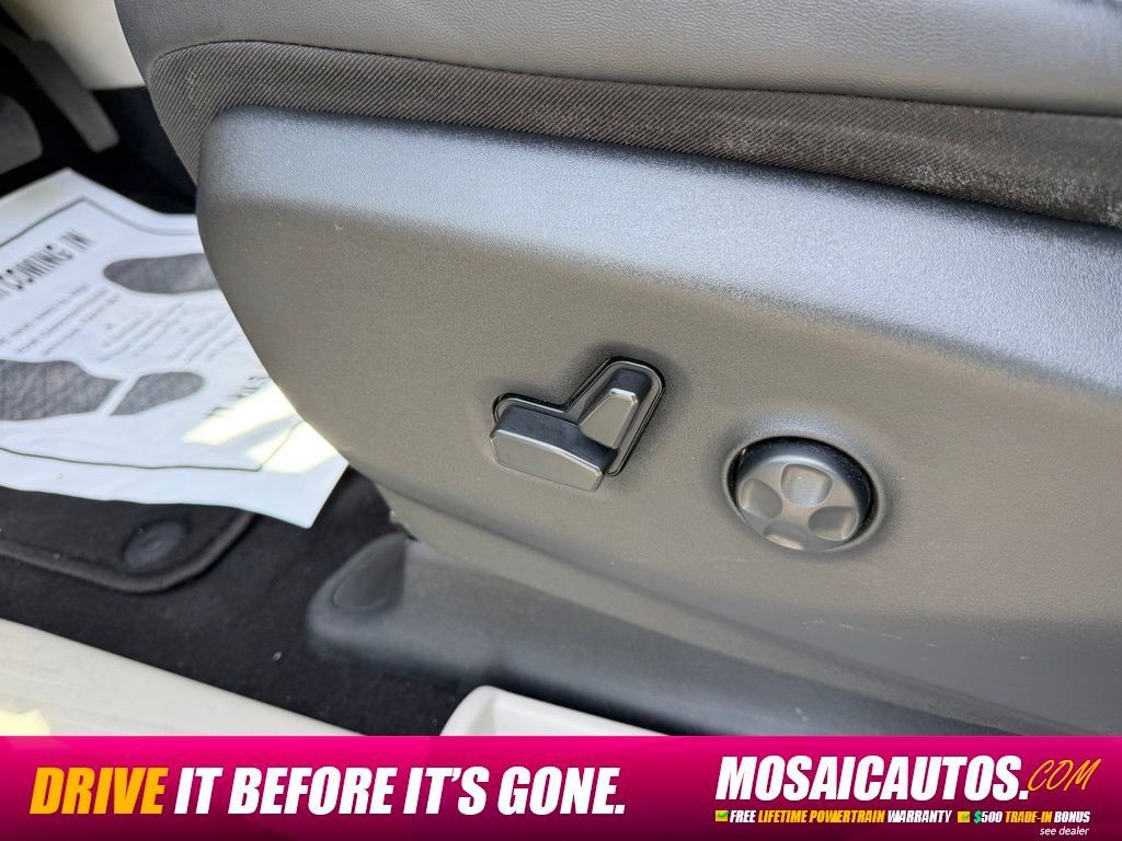 Used 2024 Chrysler Pacifica Touring-L FWD image 27