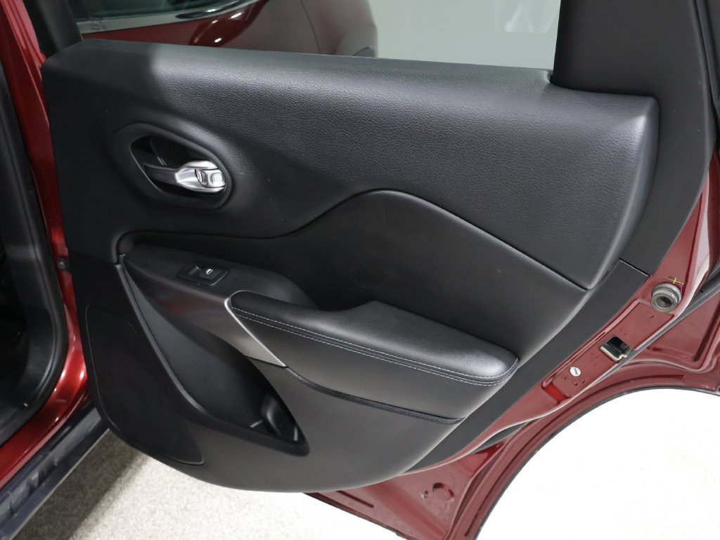 Used 2019 Jeep Cherokee Latitude Plus w/ Cold Weather Group AWD/4WD image 21