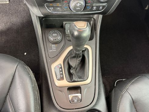 Used 2018 Jeep Cherokee Limited w/ Technology Group AWD/4WD image 16