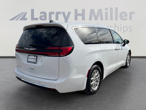 Certified 2024 Chrysler Pacifica Touring-L FWD image 5