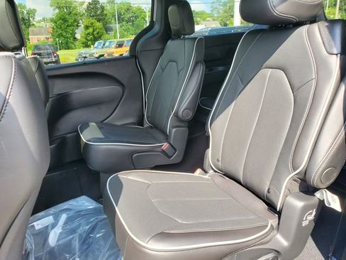 New 2026 Chrysler Pacifica Limited w/ S Appearance Package image 16