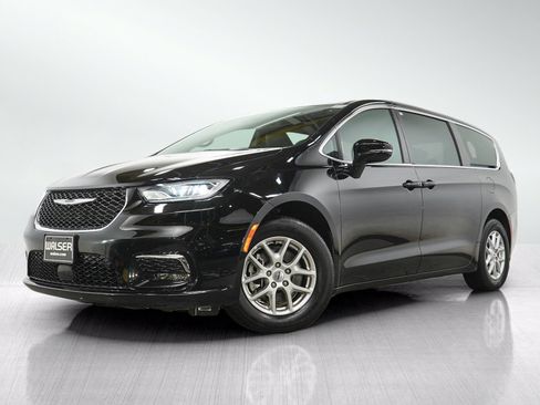 Used 2025 Chrysler Pacifica Select FWD image 1
