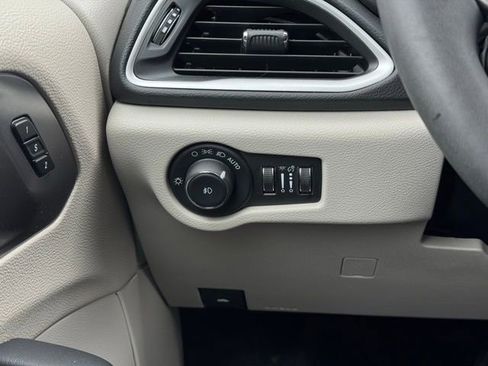 Used 2024 Chrysler Pacifica Touring-L image 32