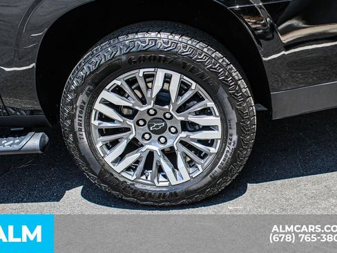 Used 2025 Chevrolet Suburban Z71 AWD/4WD image 15