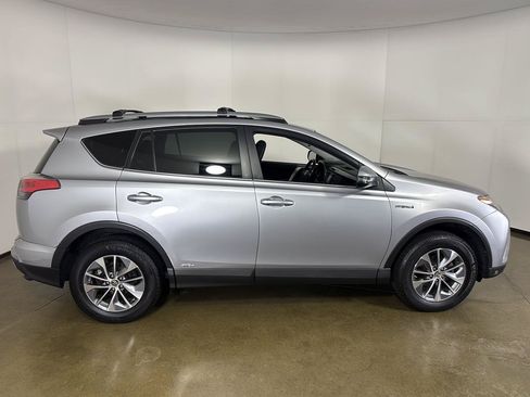Used 2017 Toyota RAV4 XLE AWD/4WD image 9