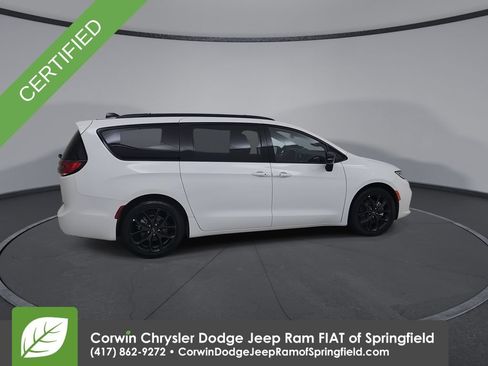 Certified 2025 Chrysler Pacifica Limited FWD image 16