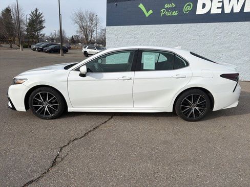 Used 2023 Toyota Camry SE image 2