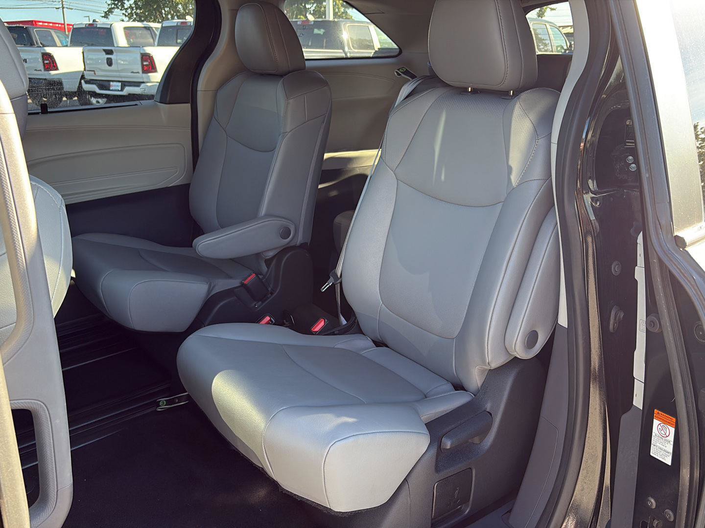 Used 2023 Toyota Sienna XLE FWD image 14