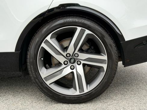 Used 2023 Land Rover Discovery Metropolitan Edition image 17