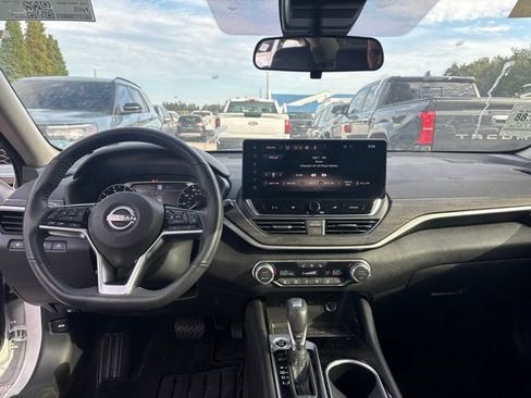 Used 2024 Nissan Altima 2.5 SL FWD image 11