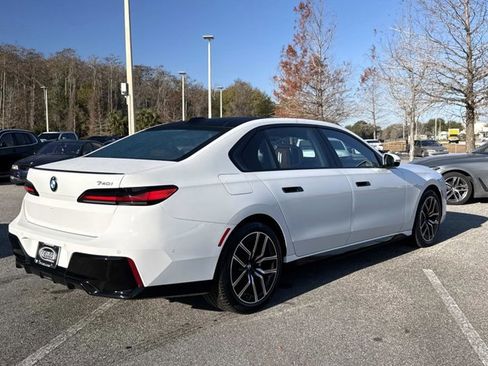 Used 2023 BMW 740i image 3