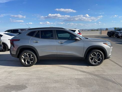 Used 2025 Chevrolet Trax LT w/ Driver Confidence Package FWD image 3