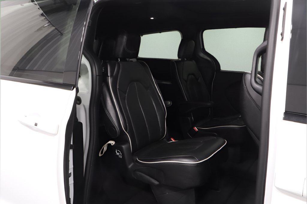 Certified 2025 Chrysler Pacifica Limited FWD image 17