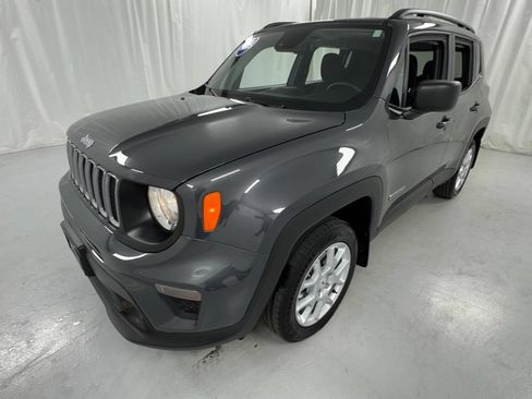 Used 2023 Jeep Renegade Latitude w/ Premium Group AWD/4WD image 7