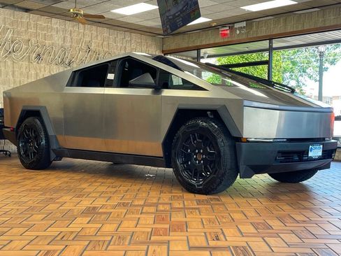 Used 2024 Tesla Cybertruck AWD Crew Cab image 8