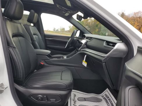 New 2025 Jeep Grand Cherokee Limited w/ Luxury Tech Group II image 24