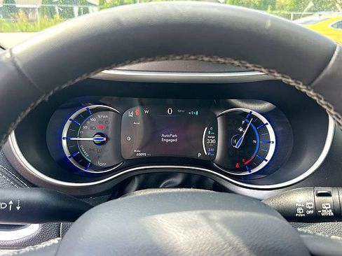 Used 2023 Chrysler Pacifica Touring-L FWD image 22