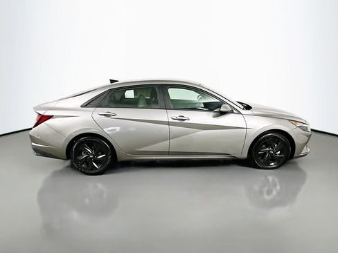 Used 2022 Hyundai Elantra SEL w/ Preferred Accessory Package image 7