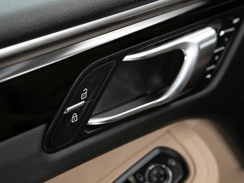 Certified 2023 Porsche Macan image 19