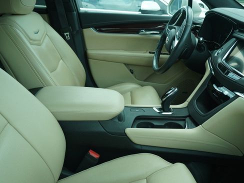 Used 2017 Cadillac XT5 Luxury w/ Driver Awareness Package FWD image 9