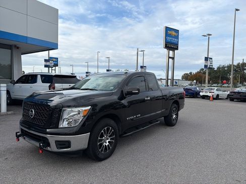 Used 2019 Nissan Titan SV image 15