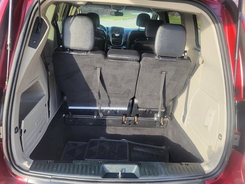 Used 2014 Chrysler Town & Country Touring image 8