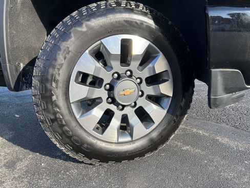 Used 2023 Chevrolet Silverado 2500 Custom w/ Custom Value Package image 2