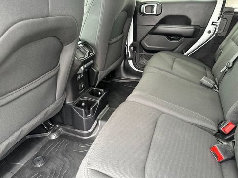 Used 2020 Jeep Wrangler Unlimited Sahara image 11