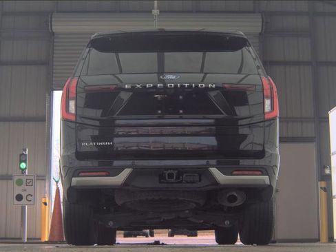 Used 2025 Ford Expedition Platinum image 9
