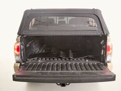 Used 2020 Toyota Tacoma TRD Sport AWD/4WD image 10